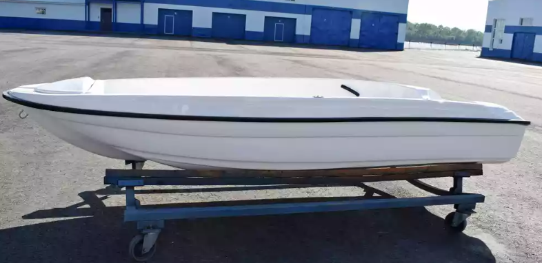 Стеклопластиковая лодка Пингвин (тримаран) в Нальчике